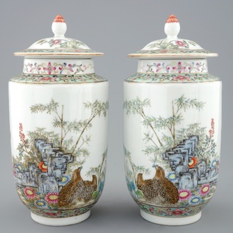 Une paire de vases couverts en porcelaine de Chine famille rose aux cailles, République, 20ème